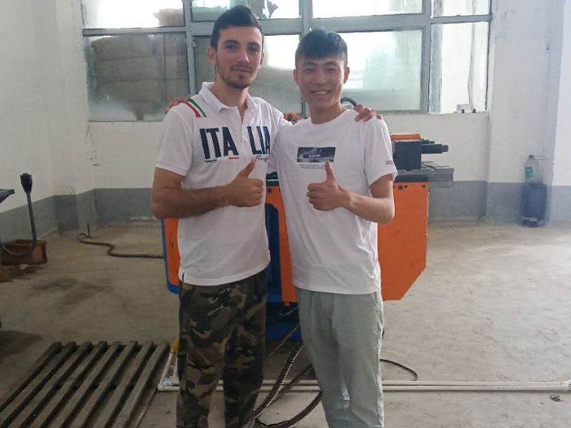 Özbekistan'dan müşteri dw100nc boru bükme makinesini kontrol etmeye geldi
